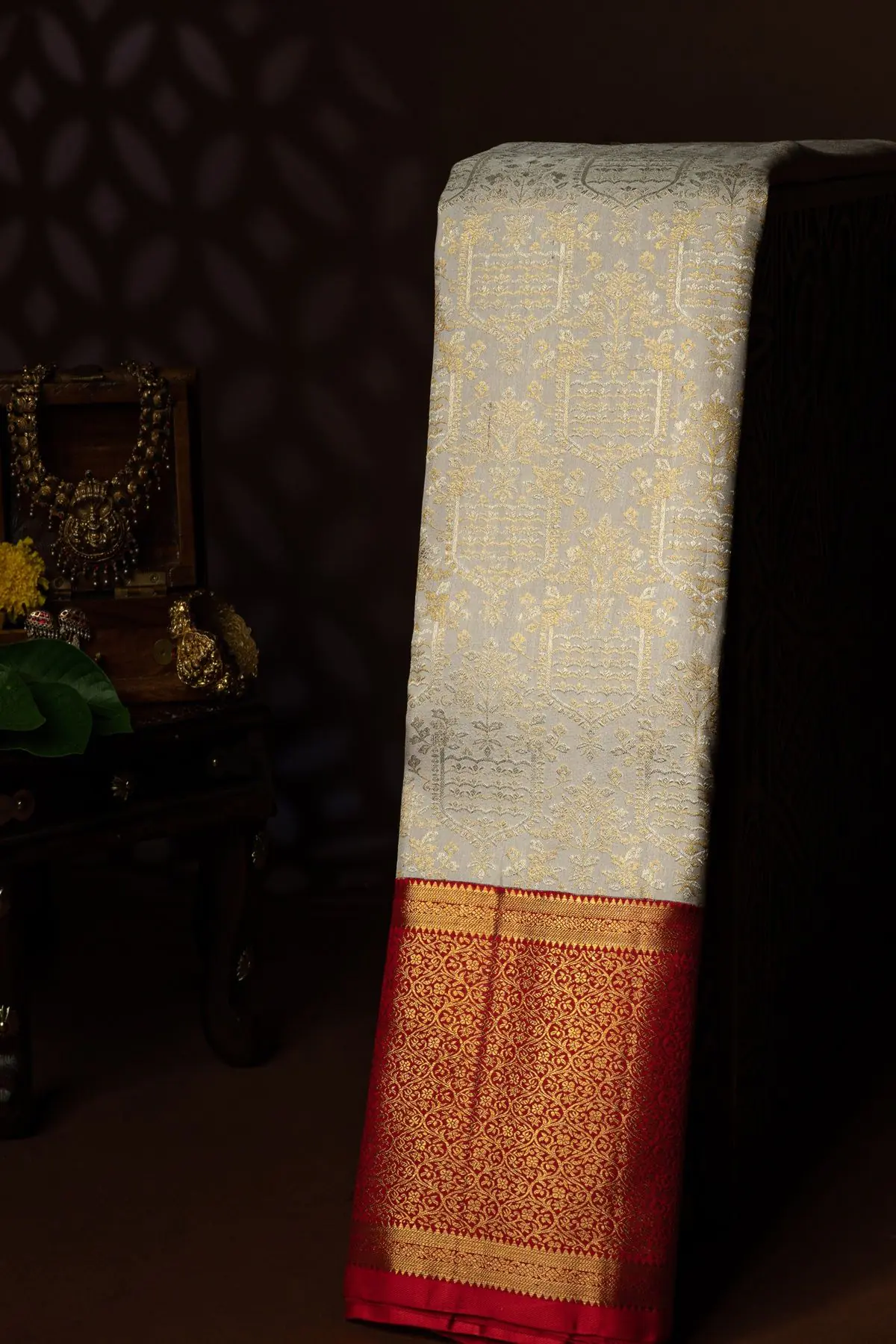 Polished Zari Silk Blend Designer White Saree With Soft Zari Weaving –  TrendOye